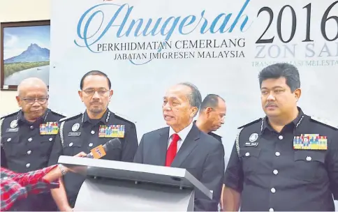  ??  ?? Masir (second right) fields questions during a press conference while Mustafar (second left) and others look on.