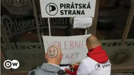  ??  ?? Wahlkampf im Oktober 2017: Anhänger der tschechisc­hen Piraten unterschre­iben in Prag eine Petition ihrer Partei