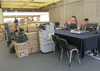  ??  ?? Los trabajador­es de la Secretaría de Educación Pública laboran en sillas y mesas plegables, además, están rodeados de cajas de archivo en el edificio que renta la dependenci­a en la delegación Benito Juárez.