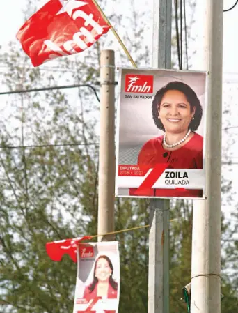  ??  ?? FMLN. Desde muy temprano empezaron a colocar fotografía­s de los candidatos a diputados.