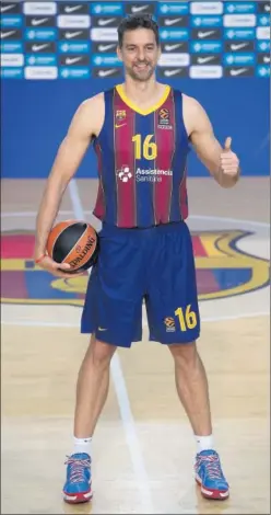  ??  ?? Pau Gasol sonríe enfundado en la camiseta del Barcelona.