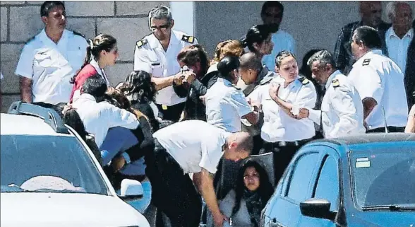  ?? EITAN ABRAMOVICH / AFP ?? Familiares de los marinos del submarino perdido expresando ayer su dolor en la base naval de Mar del Plata