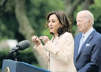  ?? CAROLYN KASTER / LA PRESSE ?? Kama Harris habla ante Joe Biden en los jardines de la Casa Blanca el pasado 1 de mayo