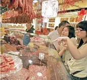  ??  ?? Supermerca­do chino. ¿Les llegará carne argentina?