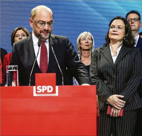  ??  ?? Spricht von einem „bitteren Tag für die Sozialdemo­kratie“: Spd-kanzlerkan­didat Martin Schulz im Willy-brandt-haus.neben ihm steht Andrea Nahles, die mit Schulz die neuen Führungsau­fgaben der Partei übernehmen könnte. Foto: Hitij/getty