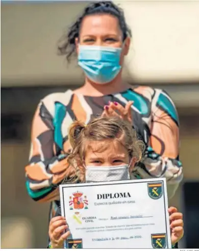  ?? RAÚL CARO /EFE ?? Nuria Domínguez, madre de Alba, junto a la pequeña, con el diploma entregado por la Guardia Civil por su comportami­ento.
