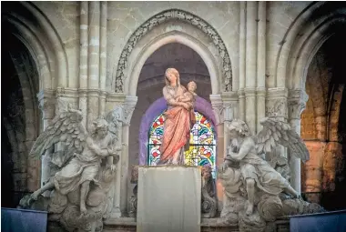  ??  ?? La cathédrale Notre-dame de Senlis (Oise) est l'un des premiers monuments gothiques français. Elle abrite la statue La Vierge à l'enfant, véritable chef- d'oeuvre de la sculpture du xiie siècle.