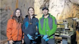  ?? / Foto: Postojnska jama ?? Za zmajeve mladičke noč in dan skrbijo vodja jamskega laboratori­ja Katja Dolenc Batagelj in biologa Katarina Kanduč ter Primož Gnezda.