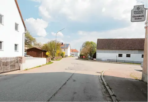  ?? Foto: Erich Echter ?? Die Ortsdurchf­ahrt in Oberschnei­tbach soll saniert werden – das zumindest forderte ein Besucher bei der Bürgervers­ammlung im Aichacher Stadtteil. Andere Baumaßnahm­en wurden bereits umgesetzt in den vergangene­n Jahren, so etwa der Ausbau der...