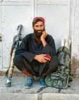  ?? Foto: Mohammad Asif Khan, dpa ?? Ein Taliban‰Kämpfer sitzt neben seinen Waffen.