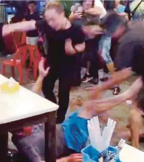  ??  ?? A screengrab from the video clip of a fight in Stulang Laut, Johor Baru.