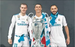  ??  ?? EL TRIDENTE. Bale, Cristiano y Benzema se fotografia­ron con la Decimoterc­era.