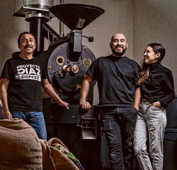  ?? Rudy T. Cruz/Proyecto Diaz Coffee ?? At Proyecto Diaz, roaster Genaro Diaz, from left, and owners Fernando Diaz and Hannah-Love Diaz focus on Mexican coffees.