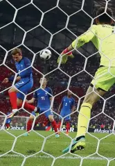  ??  ?? Il salvatore Dopo aver trascorso in panchina oltre due terzi di gara, Antoine Griezmann ha salvato la Francia con un gol di testa nel finale (Reuters)