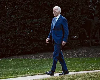  ?? ?? Grassroots Democrats are concerned about President Joe Biden as he heads into a likely rematch against the former president.