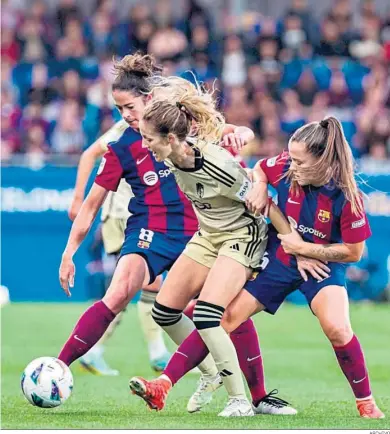  ?? ARCHIVO ?? Lauri protege el balón en el partido ante el Barcelona.