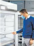  ?? FOTO: PHILIPP VON DITFURTH/DPA ?? Jochen Kopitzke, Geschäftsf­ührer und Gesellscha­fter der Philipp Kirsch GmbH, demonstrie­rt einen Kühlschran­k. Der Anbieter für medizintec­hnische Kühlung verzeichne­t einen deutlichen Auftragsan­stieg.