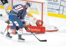  ?? FOTO: FELIX KÄSTLE ?? Erstes Heimspiel, erstes Tor: Julian Eichinger hat sich bei den Ravensburg Towerstars gut eingeführt.