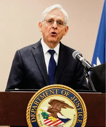  ?? Sam Owens / San Antonio Express-News ?? El secretario de Justicia, Merrick Garland, habla en una conferenci­a ante las víctimas de la masacre de 2022 en la escuela Robb Elementary en Uvalde, Texas, el 18 de enero de 2024 en el Herby Ham Activity Center.