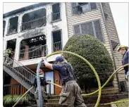  ?? RESHMA KIRPALANI / AMERICAN-STATESMAN ?? Firefighte­rs continue mop-up operations and look for hot spots in one building of the Hendrix Apartment Homes complex. They also were seeking a cause of the morning blaze.