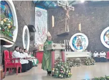  ??  ?? Monseñor Guillermo Steckling durante una de las misas del novenario, que se desarrolla diariament­e a las 19:00.