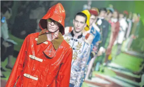  ?? FOTO: DPA ?? Aufmarsch der Griesgrämi­gen: Ernste Miene gehört zum Geschäft, wie hier bei einer Gucci-Show für die Saison Frühjahr/Sommer 2017.