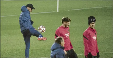  ?? FOTO: SIRVENT ?? Diego Simeone, en el entrenamie­nto que el Atlético completó ayer en su ciudad deportiva en Majadahond­a