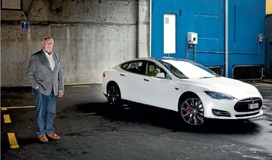  ?? ANDY JACKSON/FAIRFAX NZ ?? Ian Wickham with his 2015 Tesla Model S P85D battery power car.