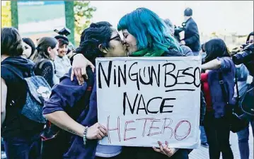  ?? FOTOS: ?? BESAZO. La protesta que realizaron agrupacion­es por la violencia policial contra dos mujeres que se besaban.