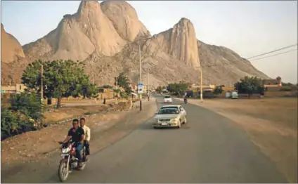  ??  ?? Human trade: Sudan’s eastern border town of Kassala in front of the Taka Mountains. Security forces are supposed to have intensifie­d their patrols along the border with Eritrea in a bid to curb migrant smuggling