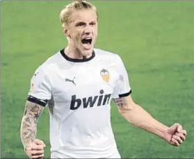  ?? FOTO: EFE ?? Daniel Wass celebró con gran efusividad su gol ante el Elche en Mestalla