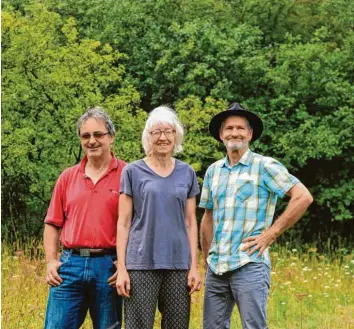  ?? Foto: Philipp Schröders ?? Die Mitglieder der Ortsgruppe des BUND in Kissing kümmern sich um die Kissinger Heide: (von links) Johannes Hofberger, Helene und Hubert Achatz.