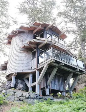  ?? SUZANNE MORPHET ?? One of the post-and-beam cedar lodges at Wya Point Resort.