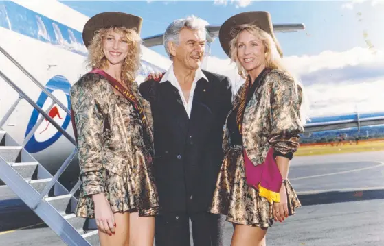  ??  ?? Surfers Paradise Meter Maids Melinda Stewart (left) and Roberta Aitchison welcome then-Prime Minister Bob Hawke in 1987.