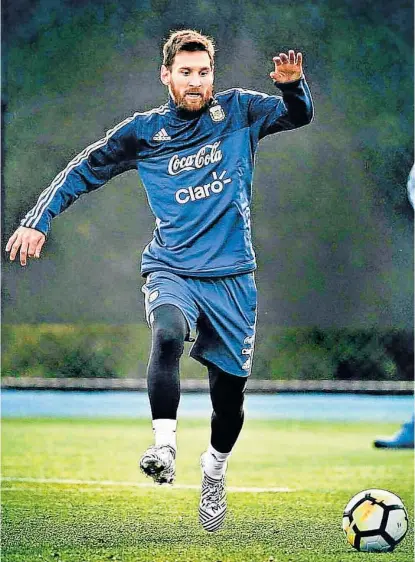  ?? (AFA) ?? Primera práctica. Lionel Messi se entrenó ayer en Melbourne a las órdenes de Jorge Sampaoli. “La Pulga” viajó desde China, adonde había concurrido la semana pasada por asuntos comerciale­s.