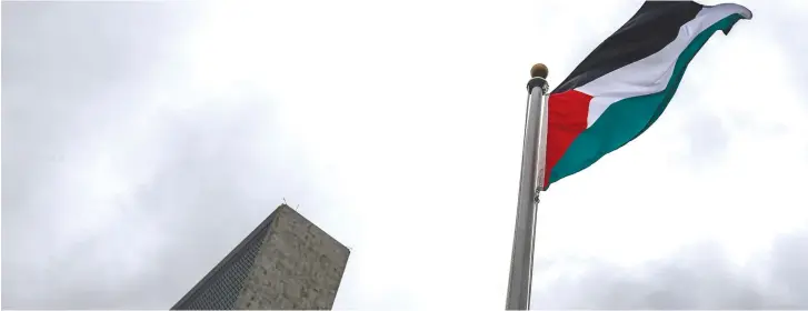  ??  ?? THE PALESTINIA­N flag flies next to UN Headquarte­rs in New York.