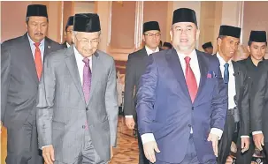  ?? — Gambar Bernama ?? MENGHADAP: Sultan Muhammad menerima menghadap oleh Tun Mahathir (kiri) di Istana Negara dekat Kuala Lumpur, semalam.