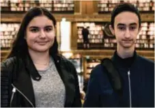  ??  ?? RINKEBYSKO­LAN. Evin Köylüoglu och Emirhan Erol, 14, från Rinkebysko­lan var nöjda med valet av författare.