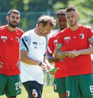  ?? Foto: Klaus Rainer Krieger ?? In die Pläne des Trainers eingeweiht: Markus Weinzierl (in Weiß) mit den Mannschaft­sräten Daniel Caligiuri (li.) und Jeffrey Gou‰ weleeuw (re.). Im Hintergrun­d Noah Sarenren Bazee.