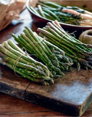  ??  ?? En cuisine. Sharon est souvent aidée d’Éric pour préparer des plats simples mais savoureux, avec des produits frais du jardin ou rapportés du marché voisin, comme ces asperges vertes.