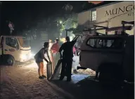  ?? Picture: EWALD STANDER ?? GETTING OUT: Shop owners at Old Nicks on the N2 just outside Plettenber­g Bay evacuate their shops