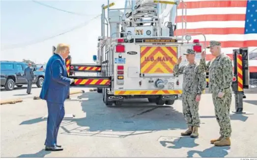  ?? EUROPA PRESS ?? El presidente de Estados Unidos, Donald Trump, departe con dos militares de alto rango en la base naval de Norfolk, Virginia.