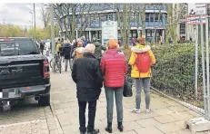  ?? FOTO: JASI ?? Vor dem Impfzentru­m des Rhein-Kreises Neuss im Hammfeld waren vorige Woche lange Schlangen keine Seltenheit.