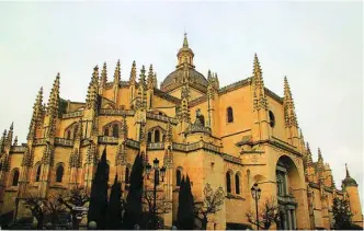  ??  ?? La catedral segoviana es conocida como la «dama de las catedrales» por su elegancia