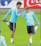  ??  ?? Varane y Griezmann, cuya hermana se salvó