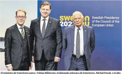  ?? Jonas Ekstromer / Reuters ?? El ministro de Exteriores sueco, Tobias Billstrom; el delegado eslovaco de Exteriores, Michal Pavuk, y el alto representa­nte de la Unión Europea para Asuntos Exteriores, Josep Borrell, ayer en Estocolmo.