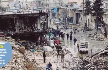  ??  ?? PENDUDUK memeriksa kemusnahan selepas sebuah trak minyak meletup di Azaz, kawasan yang dikuasai
kumpulan penentang Bashar berhampira­n sempadan Syria dengan
Turki, semalam. - Reuters