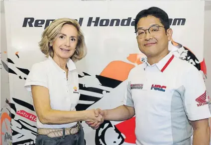  ?? FOTO: REPSOL HONDA ?? La Directora General de Comunicaci­ón y de Presidenci­a de Repsol, Begoña Elices, y el Presidente de HRC, Yoshishige Nomura