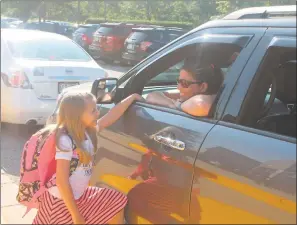  ?? STAFF PHOTO BY JAMIE ANFENSON-COMEAU ?? Berry Elementary School first grader Addison Robinson talks with her mother Katrina just before the start of the first day of school Monday morning.