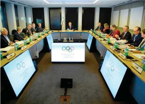  ?? Foto: AFP/Laurent Gillieron ?? Das IOC am Dienstag in Lausanne: Präsident Thomas Bach (M.) spricht, die Mitglieder des Exekutivko­mitees hören zu.